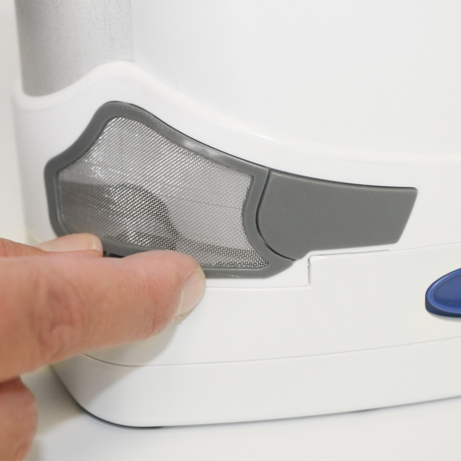 Hand pressing a mesh filter on a white freestyle comfort  