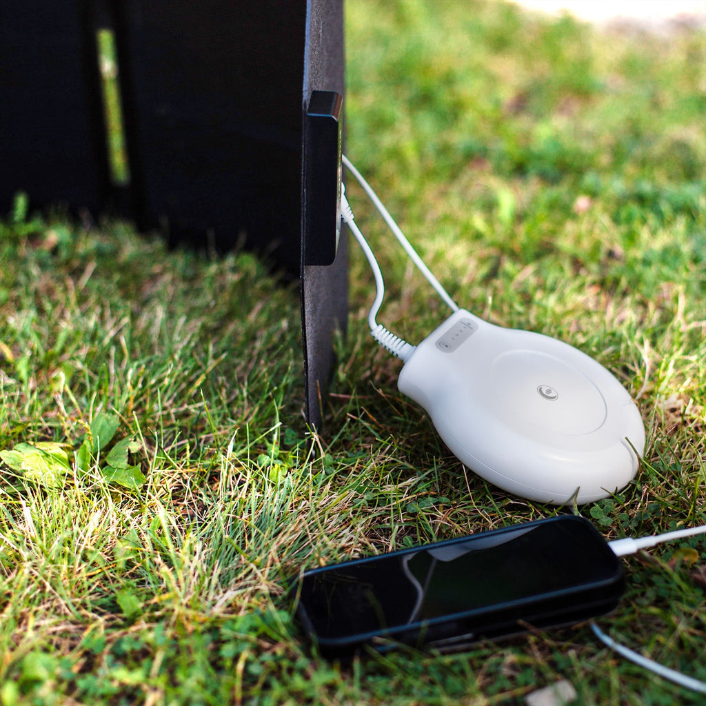 Transcend 40W Sun-Watt Solar Charger with Poweraway Battery on the grass 